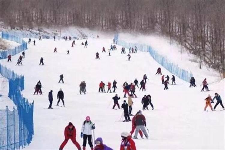 冬季到名都滑雪场来滑雪吧，一场说走就走的旅行