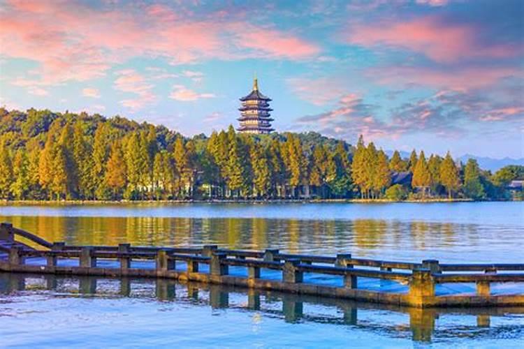 杭州周边自古丰饶：漫步千岛湖、游览西湖、探访灵隐寺、品味乌镇