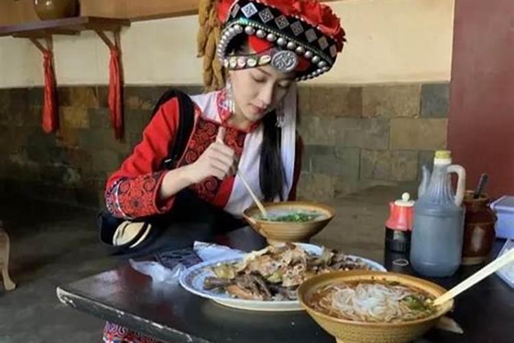 两个人去大昆明、大理、丽江玩一个星期，怎么安排，需要多少钱？