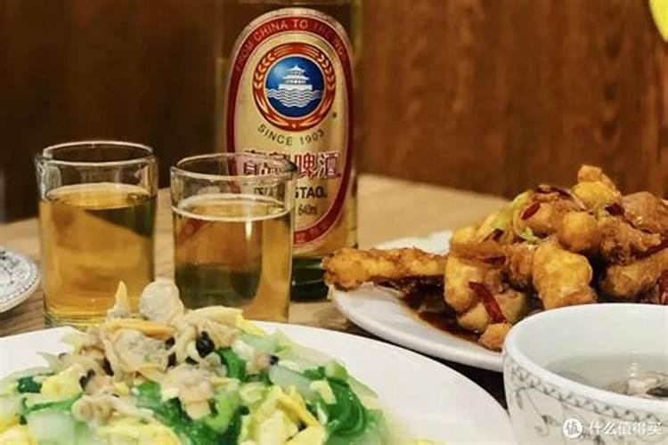 如何去青岛旅游不挨宰呢？买点卤味喝点散啤，海边一坐吹吹海风