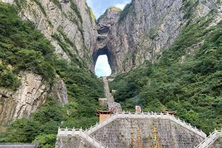 刚刚从张家界天门山旅游回来，分享一下我去游玩的一点点感受！