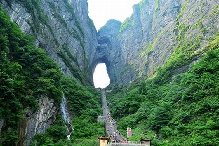 张家界天门山组团旅游5天费用，张家界天门山双飞五日游跟团价格