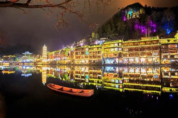 张家界，凤凰古城：青春路上的美色之旅