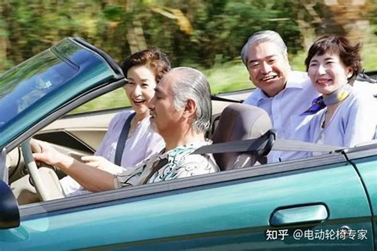 偶遇几位近80岁的自驾游老年人，从青岛来到了甘肃，精神可嘉。？