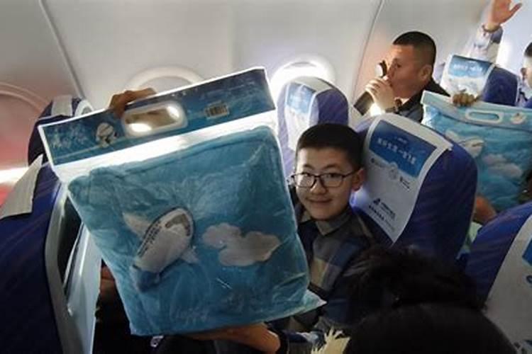 西宁来的小朋友在航班上提前开启哈尔滨之旅