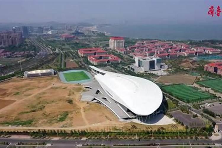 果然视频山东大学青岛校区新建体育馆惊艳，犹如大鲸鱼海中畅游