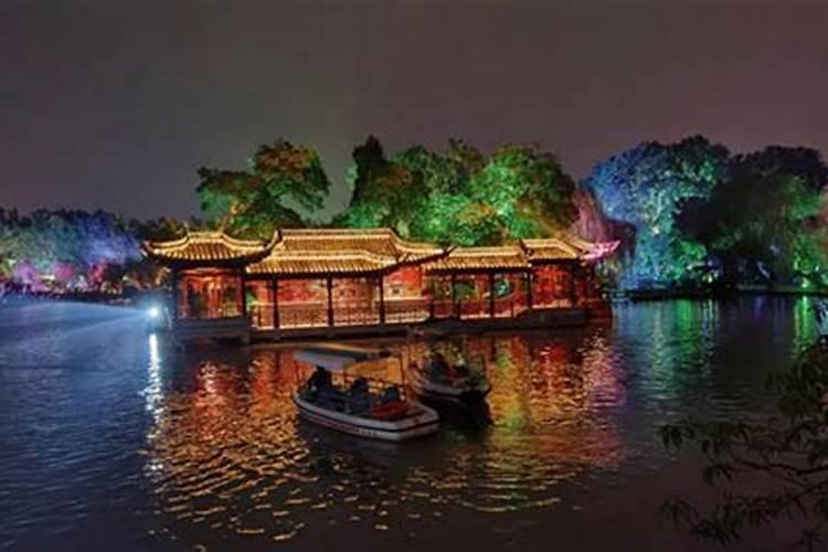 夜游杭州西湖：探寻古典与现代的交融之美
