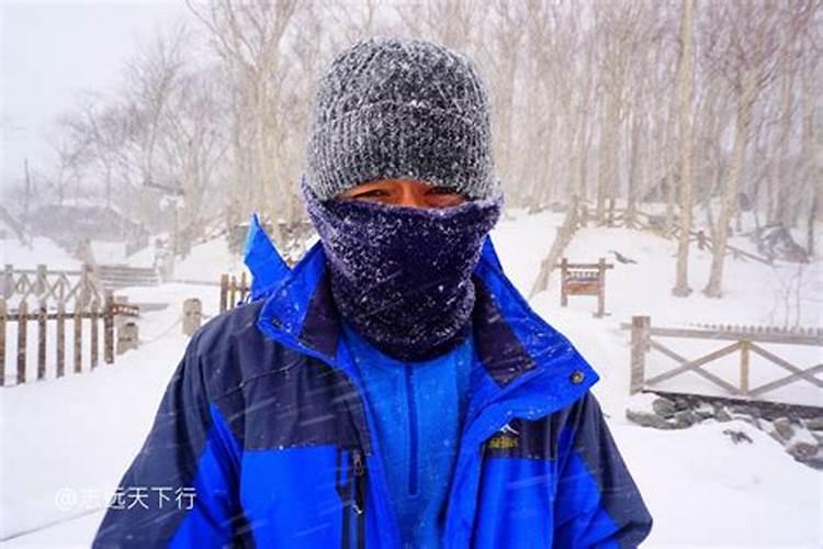 冬季到东北旅游，怎么穿才保暖又轻便？