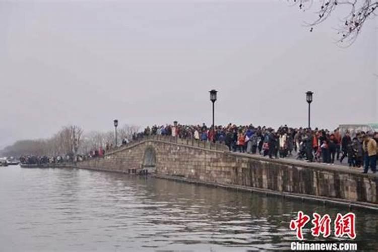 春节假期百万游客涌入杭州西湖“人海游湖”成新景观
