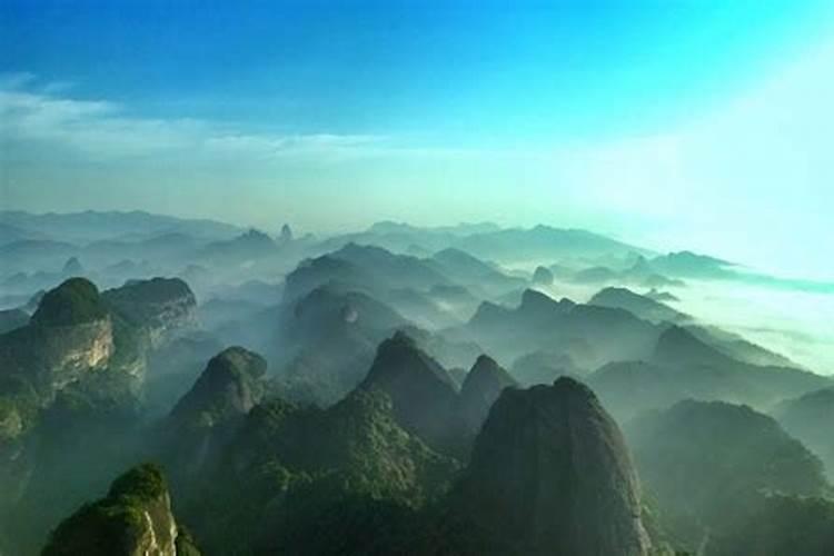 中国湖南省的一个著名旅游目的地，以其壮丽的自然风景而闻名于世