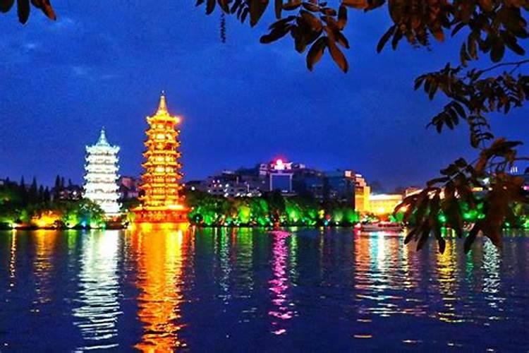 夜游桂林两江四湖，看山水美景，感受媲美威尼斯的环城水系