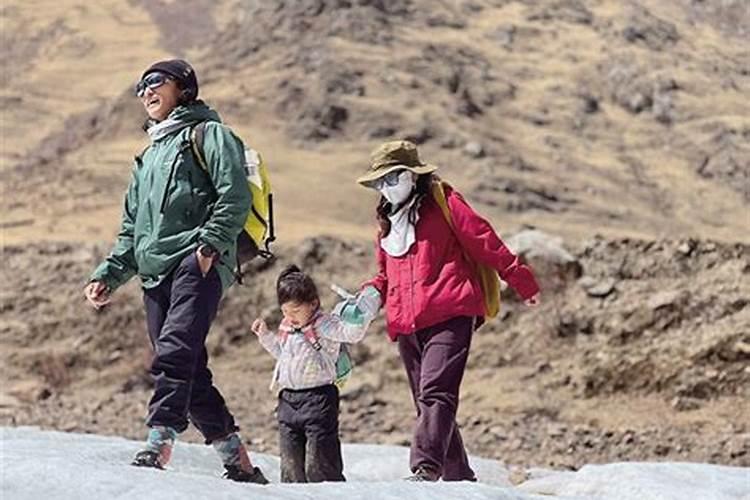 浮梁一青年携未婚妻徒步去西藏旅游