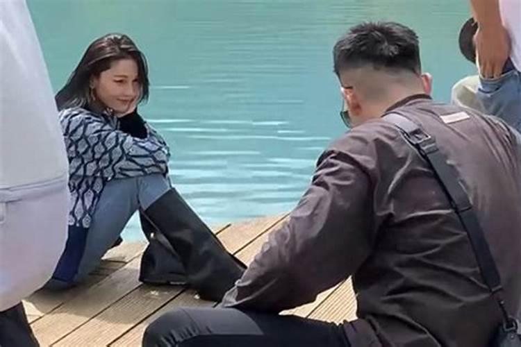 张馨予夫妇游玩丽江，何捷蹲地为老婆拍照，女儿留家上幼儿园