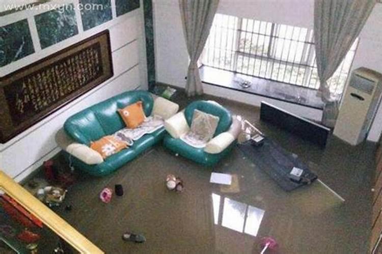 女人梦见下大雨屋里进水了