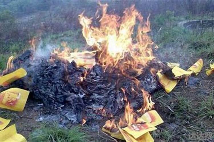 ...因为在外地没办法上坟,如果在路边烧纸,要晚上几点去烧呢